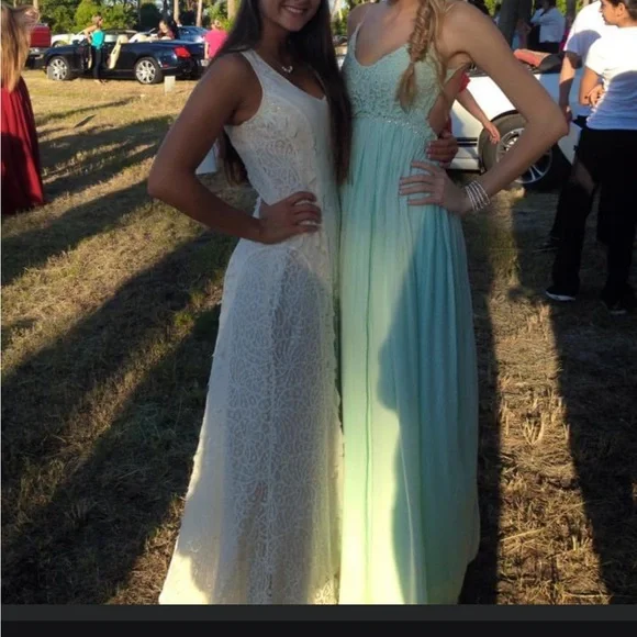 CHAMPAGNE & STRAWBERRY WHITE LACE DRESS SIZE SMALL - Picture 2 of 6